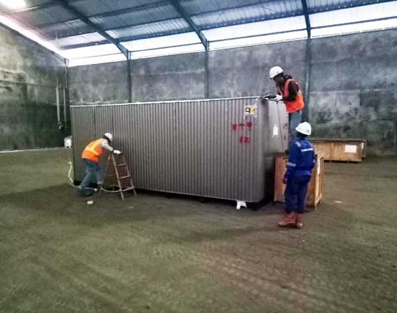 Import-dan-Reeksport,-Handling-Loading,-Unloading,-dan-Reapcking-Confidential-Unit-Nissan-di-Gudang-UK-2