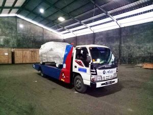 Import-dan-Reeksport,-Handling-Loading,-Unloading,-dan-Reapcking-Confidential-Unit-Nissan-di-Gudang-UK-4
