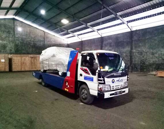 Import-dan-Reeksport,-Handling-Loading,-Unloading,-dan-Reapcking-Confidential-Unit-Nissan-di-Gudang-UK-4